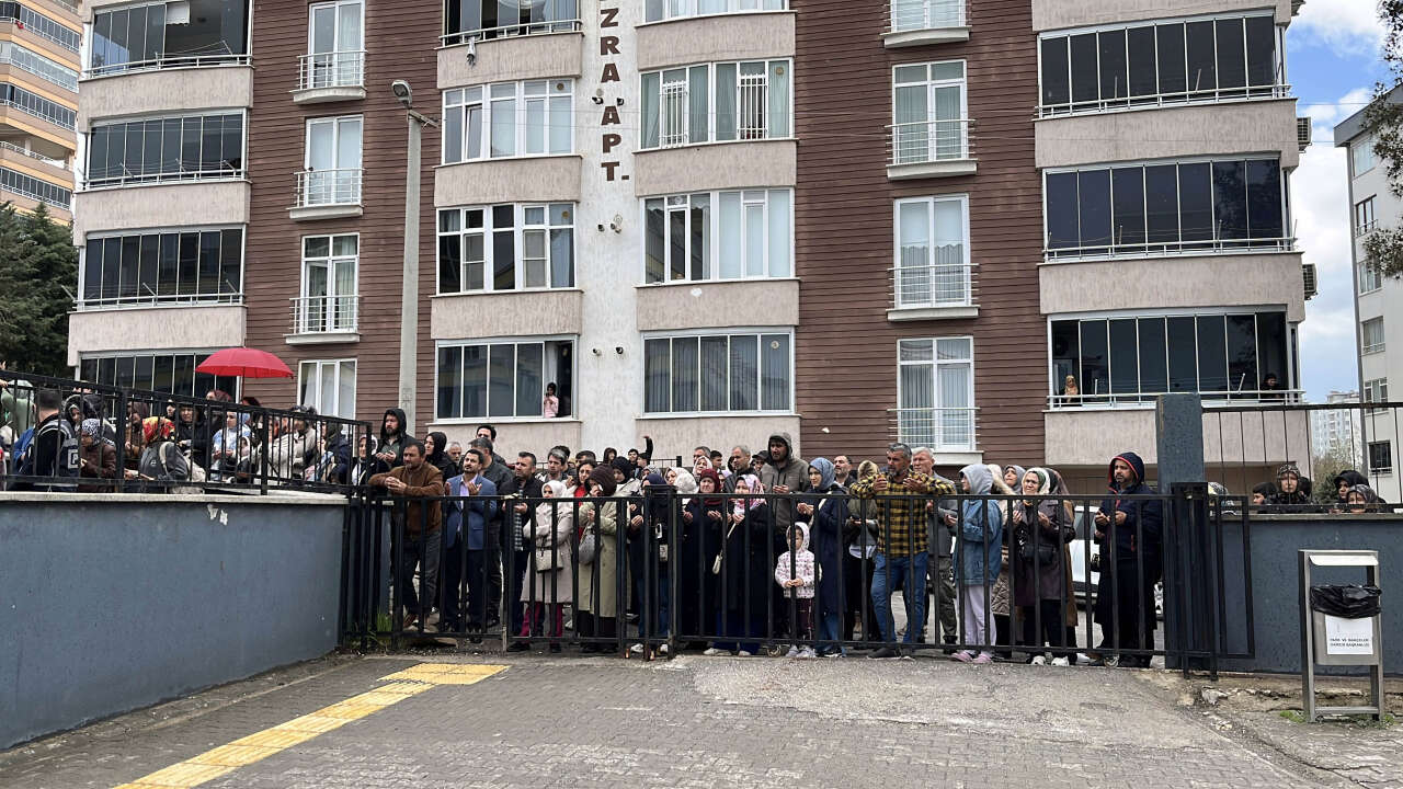 9 kişiye mezar olan Ayser Çalık Ortaokulu, yeni binasında eğitime başladı 13